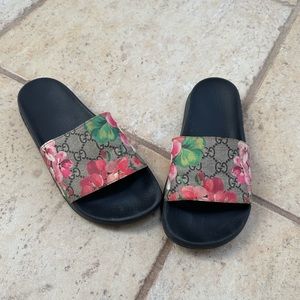 Gucci women’s bloom supreme floral slides